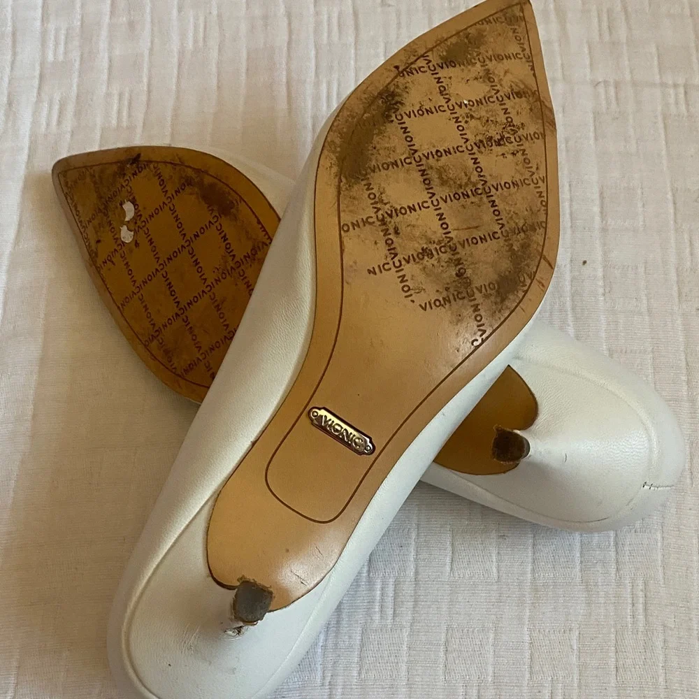 Vionic sleek pointed